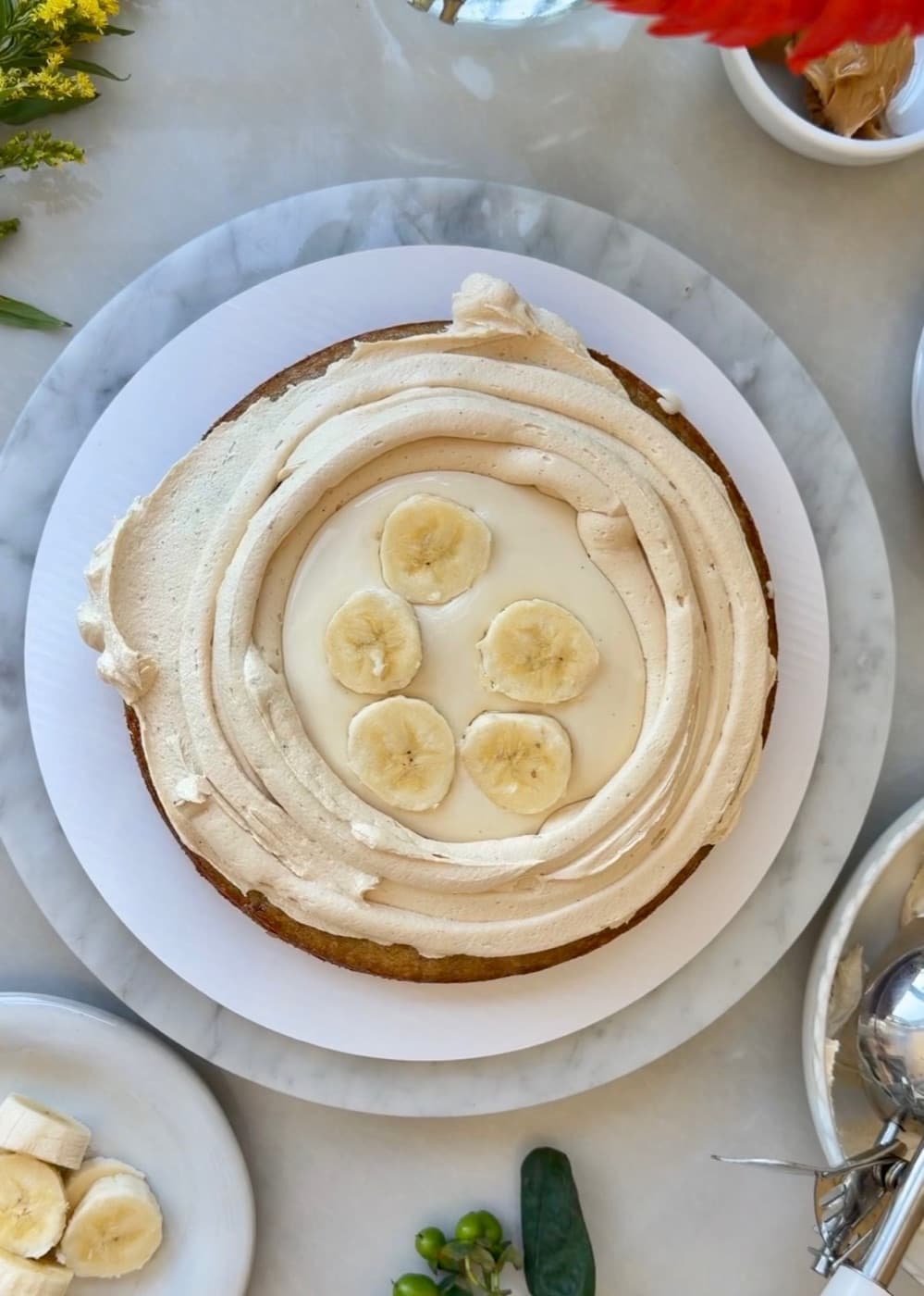 Banana slices arranged on the lava inside a buttercream border