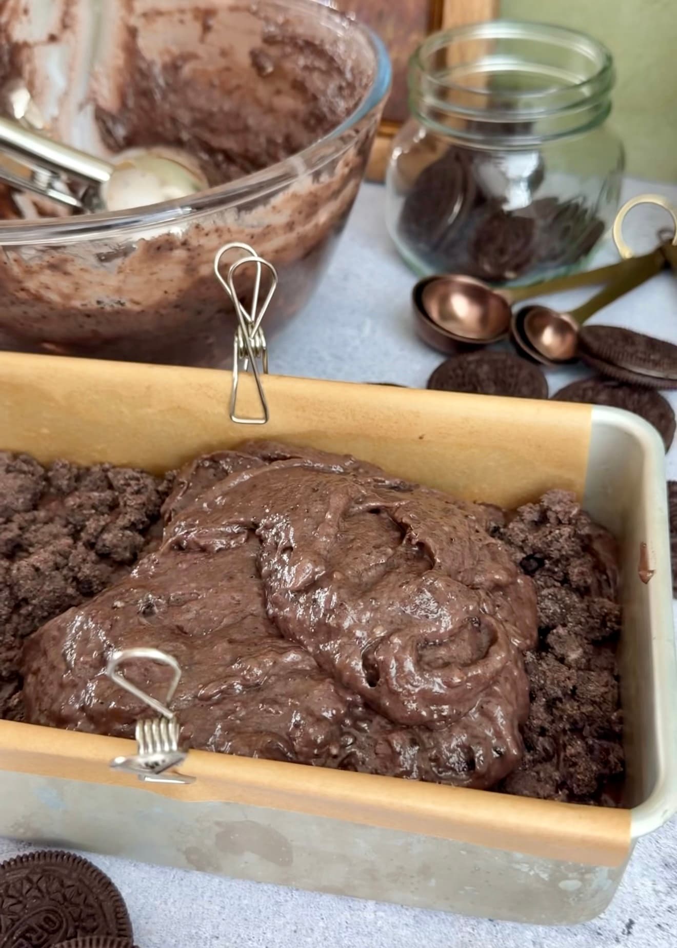 More chocolate batter spooned over the streusel
