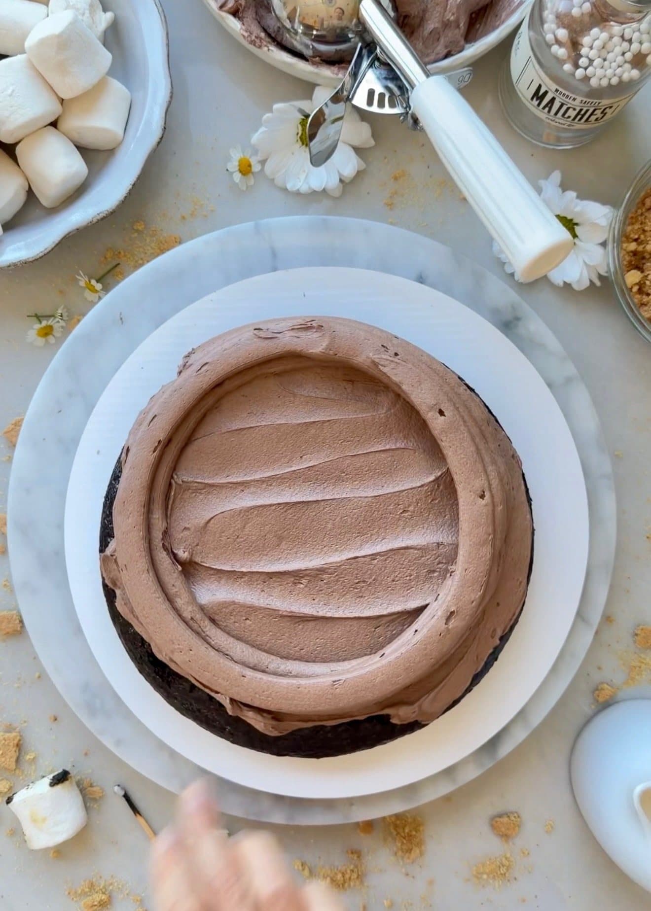 S’mores Lava Cake with Marshmallow Filling: buttercream dam