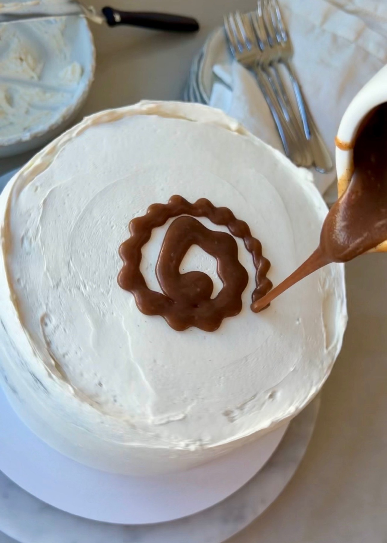 Banana Cinnamon Roll Lava Cake: cinnamon swirl pour