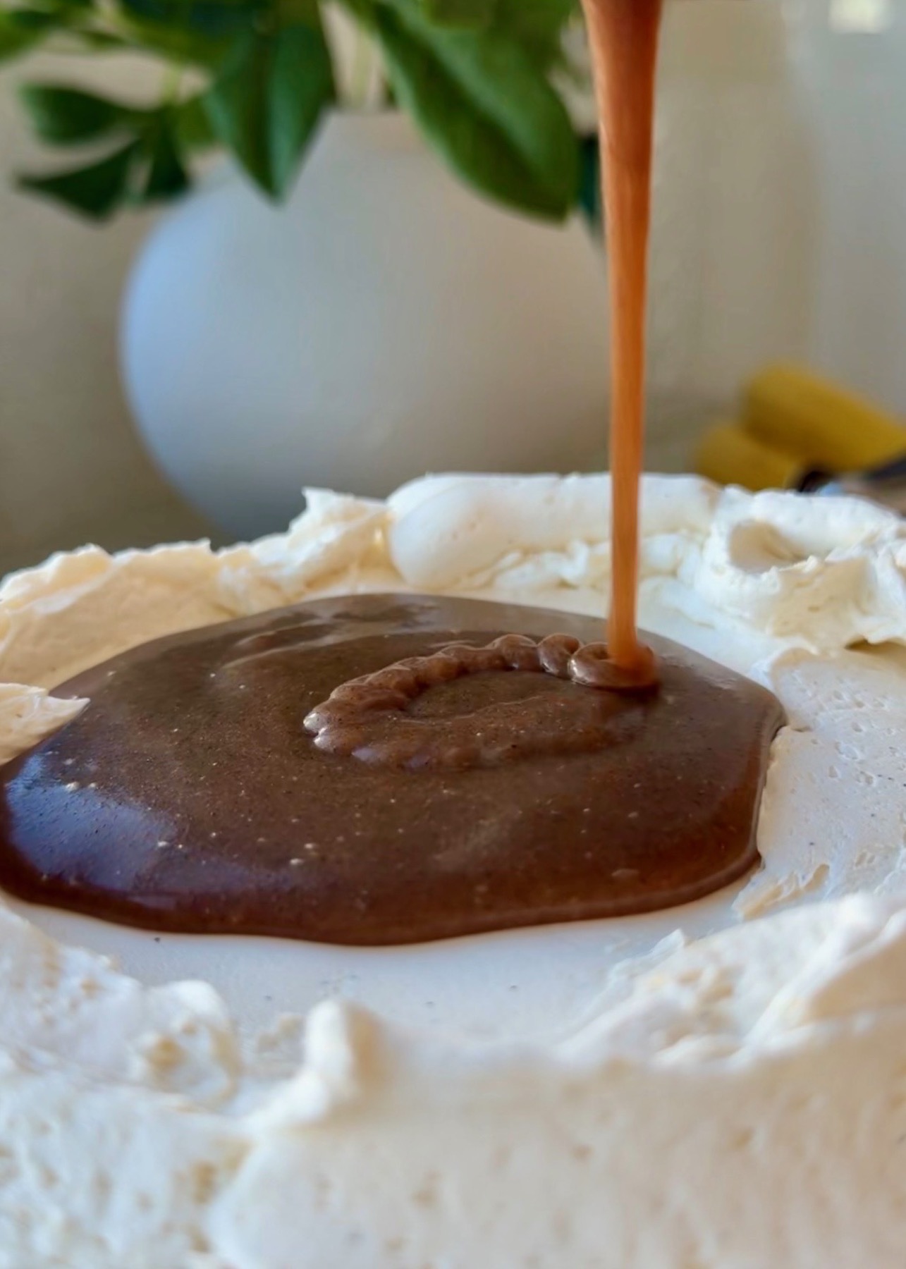 Banana Cinnamon Roll Lava Cake: lava pour
