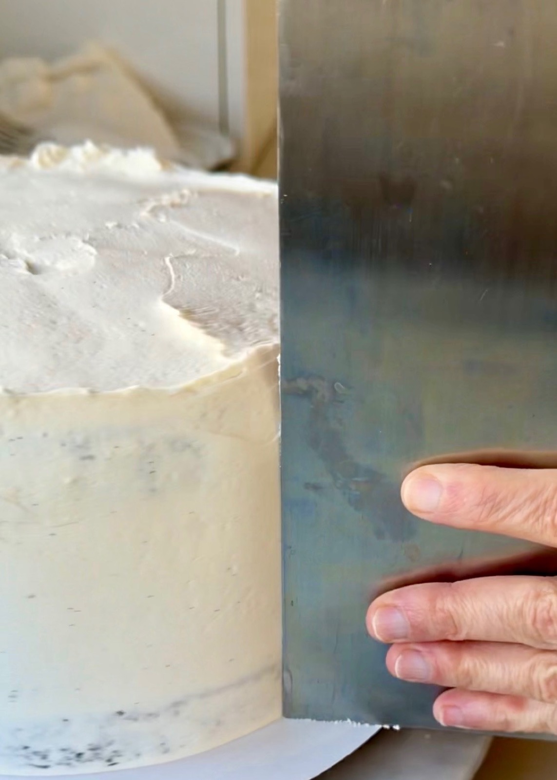 Banana Cinnamon Roll Lava Cake: smoothing side