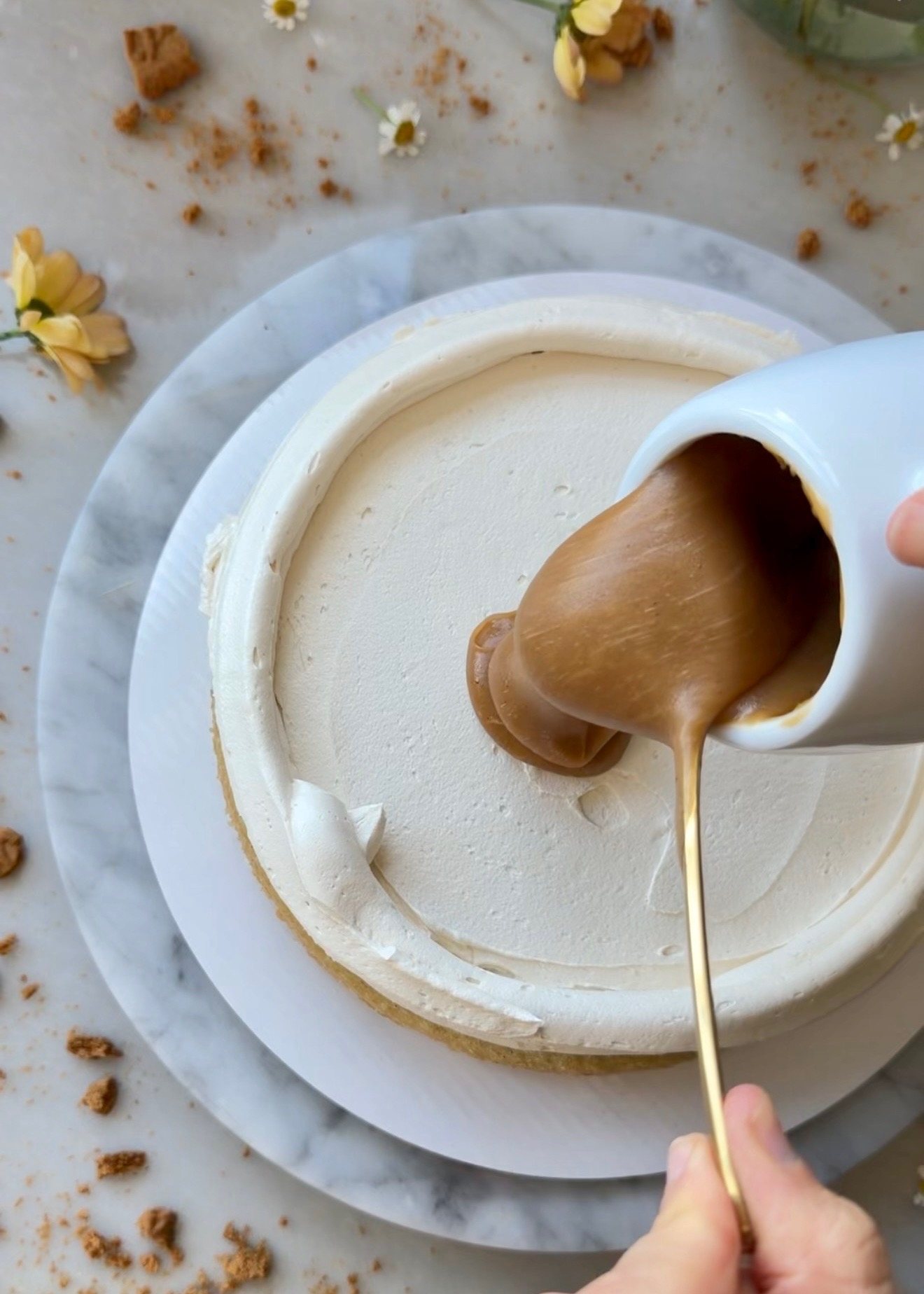 Biscoff Layer Cake: 01 add biscoff filling