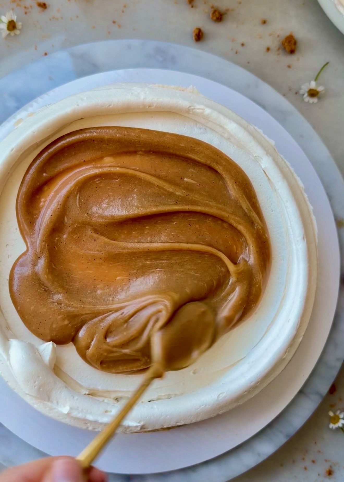 Biscoff Layer Cake: 02 spread biscoff filling
