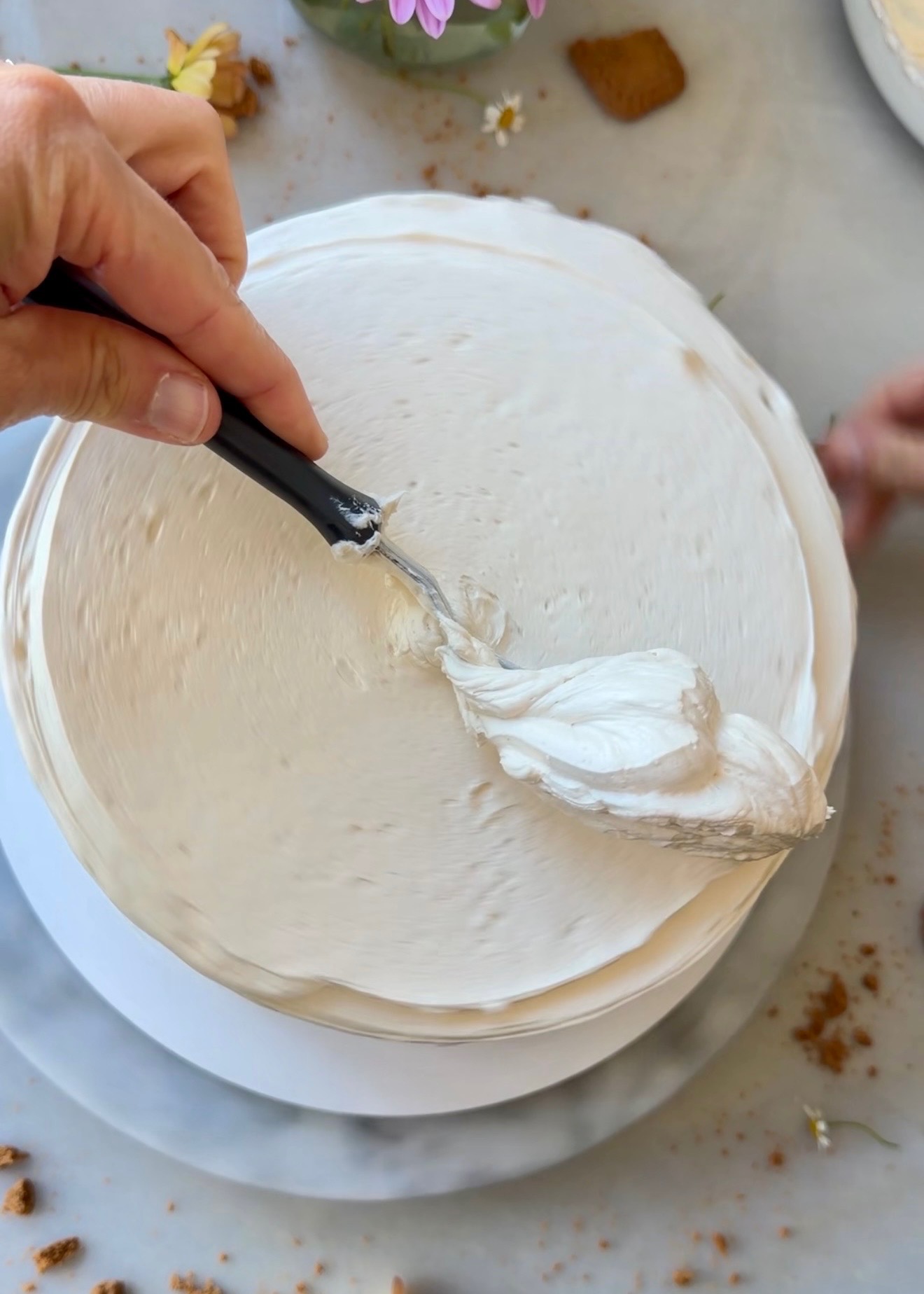 Biscoff Layer Cake: 03 frost cake