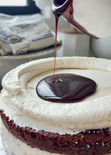 Red Velvet Lava Cake: assembly lava fill