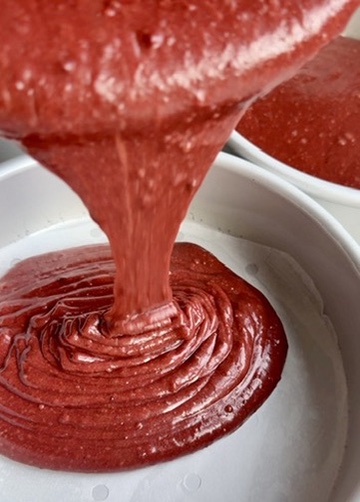 Red Velvet Lava Cake: batter pour