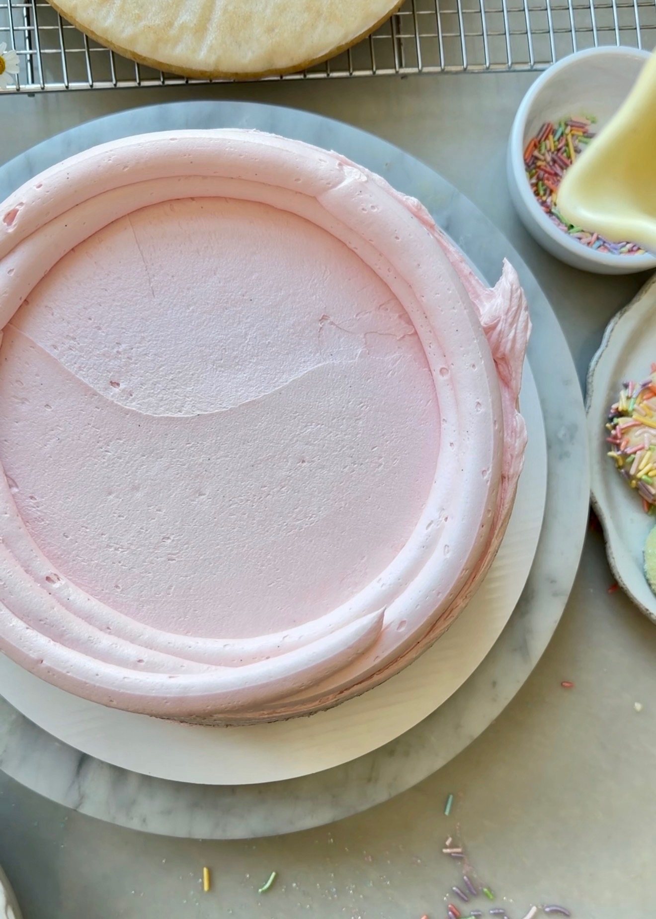 Sugar Cookie Lava Cake: 03 pipe buttercream dam